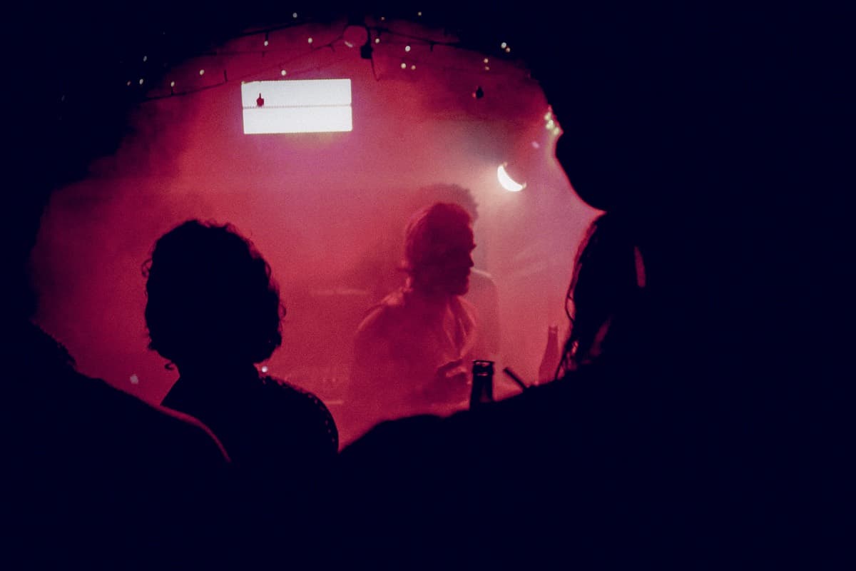 Silhouettes dans la fumée rouge devant la scène