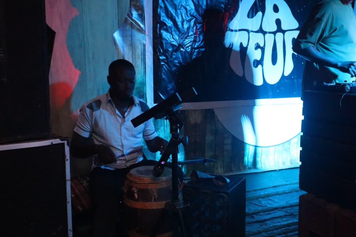 Un percussionniste sur scène devant le logo LA TEUF